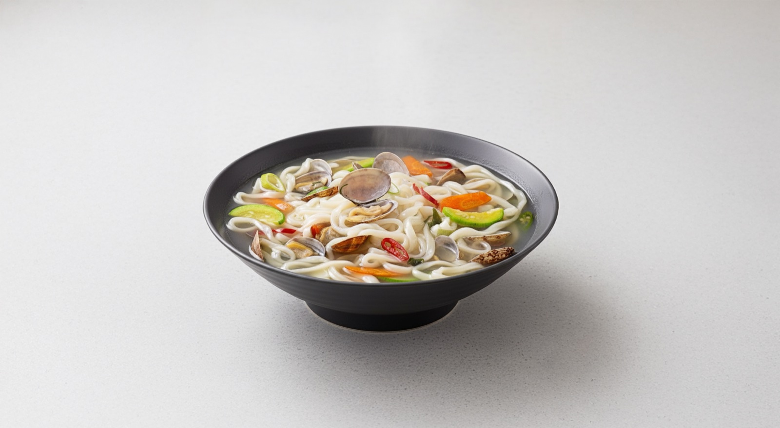 바지락과 채소를 곁들인 일반 칼국수 조리 예시